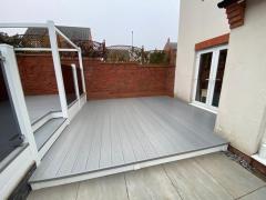 garden-hot-tub-deck-patio-doors-polymer-composite-fensys-deck-board-drfitwood-colour-white-balustarde-hand-rail-smoked-bronze-toughened-10mm-glass